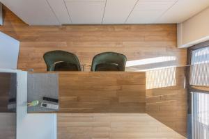 Virtuvė arba virtuvėlė apgyvendinimo įstaigoje Green Studio apartment in Vanagupė