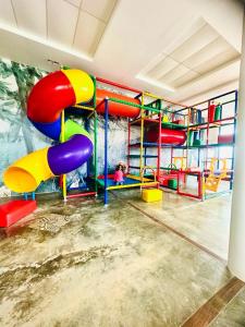 a childrens play room with a slide and a water park at Apartamento aconchegante in Bananeiras
