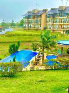 a large swimming pool in front of a building at Apartamento aconchegante in Bananeiras