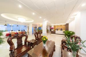 a lobby of a hotel with a table and chairs at Yen Nam Hotel Hoang Van Thu in Ho Chi Minh City