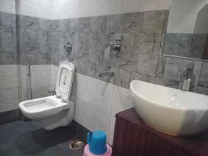 DhuburiにあるThe Brahmaputra Hotelのバスルーム(洗面台、トイレ付)