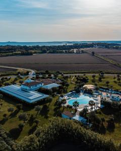 una vista aérea de un complejo con piscina en Hotel Gran Torre, en Cabras