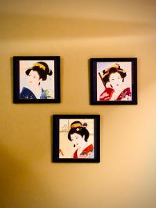 cuatro fotos de chicas asiáticas están en una pared en Noosa Hinterland Retreat, en Tinbeerwah