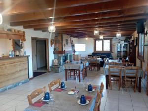 ein Speisesaal mit Tischen und Stühlen in einem Restaurant in der Unterkunft Chalet Titlis in Bernex