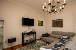 Televiisor ja/või meelelahutuskeskus majutusasutuses Villa Okra With Pool - Happy Rentals