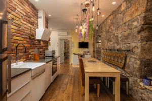 Televiisor ja/või meelelahutuskeskus majutusasutuses Villa Okra With Pool - Happy Rentals