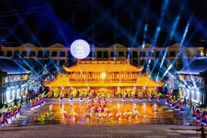 un grande edificio con un orologio sopra la notte di Hannah Homestay a Phu Quoc Altre 13 foto
