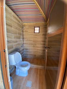 y baño pequeño con aseo y ducha. en Marina Wadi Rum Camp en Disah