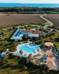 una vista aérea de un complejo con piscina en Hotel Gran Torre en Càbras