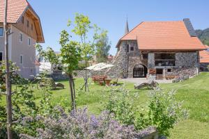 - un jardin avec un bâtiment en pierre doté d'une table et de bancs dans l'établissement Der Graggober, à Oberwölz Stadt