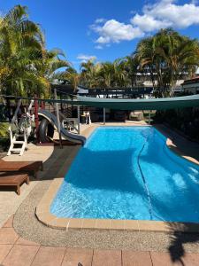 una piscina con scivolo accanto al resort di GOLDEN LACE B&B a Sarina