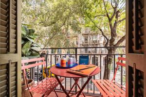 d'une table et de deux chaises sur un balcon. dans l'établissement Sweet Inn - Aragon Park Miro, à Barcelone