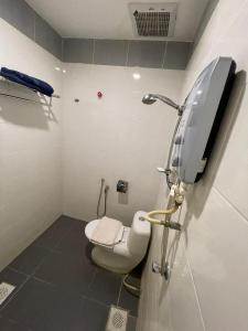 ein kleines Bad mit einer Dusche und einem WC in der Unterkunft N&L HOTEL KUALA TERENGGANU in Kuala Terengganu