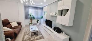 a living room with a couch and a tv at Apartamento Larisa in Nájera