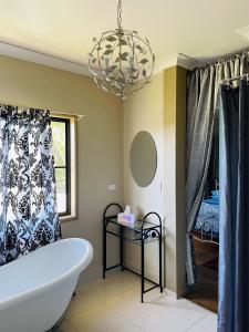 Ένα μπάνιο στο GOLDEN LACE B&B