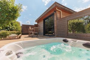 una bañera de hidromasaje en el patio trasero de una casa en Le Mas Lauralie, en Méjannes-lès-Alès