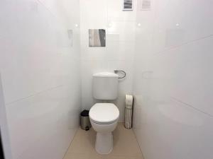 uma casa de banho com um WC branco num quarto branco em Urban I Modern I Stylish I Smart em Viena