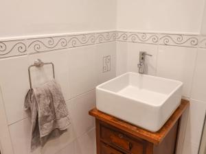 een badkamer met een witte wastafel en een handdoek bij Ribble Cottage in Settle