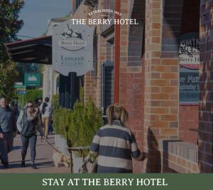 贝利THE BERRY HOTEL的人行道上 ⁇ 狗的女人