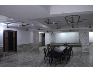 una stanza con tavolo e sedie di Hotel Gopi Dham, Haridwar a Haridwār