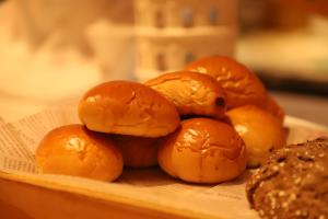 ein Haufen Brötchen auf einem Tablett in der Unterkunft Sheraton Qiandao Lake Resort in Thousand Island Lake