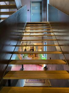 a staircase in a building with wooden benches at Camino Home 2 in Cluj-Napoca