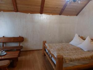 una camera con letto e soffitto in legno di Pyate Koleso a Lazeshchyna