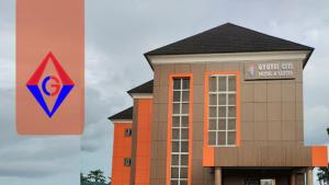 ein Gebäude mit einem Drachen davor in der Unterkunft Gyutei Citi Hotel and Suite in Uyo