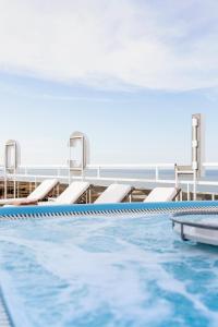 Bazén v ubytovaní Hotel Acapulco alebo v jeho blízkosti