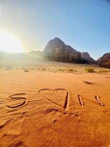 un corazón dibujado en la arena en el desierto en Marina Wadi Rum Camp en Disah