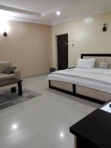 Ein Bett oder Betten in einem Zimmer der Unterkunft Gyutei Citi Hotel and Suite