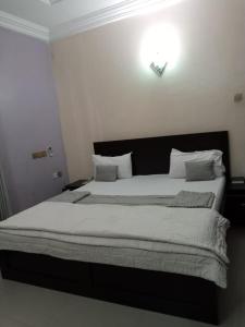 Ein Bett oder Betten in einem Zimmer der Unterkunft Gyutei Citi Hotel and Suite
