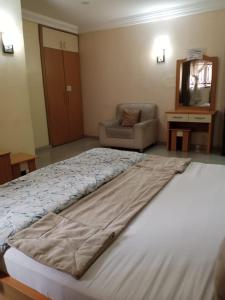 Ein Bett oder Betten in einem Zimmer der Unterkunft Gyutei Citi Hotel and Suite