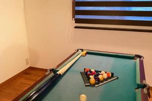 a pool table with balls in a room at ＡＴＴＡ ＨＯＴＥＬ ＫＡＭＡＫＵＲＡ / Vacation STAY 76829 in Kamakura