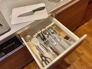 a drawer filled with utensils in a kitchen at ＡＴＴＡ ＨＯＴＥＬ ＫＡＭＡＫＵＲＡ / Vacation STAY 76829 in Kamakura