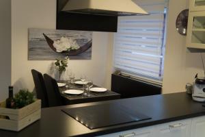 een keuken met een tafel met glazen wijn bij Apartment Igel im Herzen von Braunlage in Braunlage