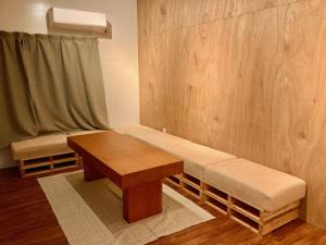 a room with a bench and a table and a window at ＡＴＴＡ ＨＯＴＥＬ ＫＡＭＡＫＵＲＡ - Vacation STAY 16380v in Kamakura