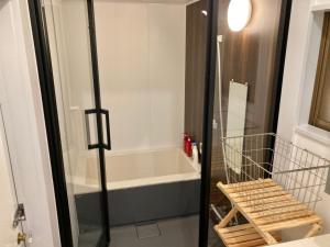 een badkamer met een douche en een bad bij ＡＴＴＡ ＨＯＴＥＬ ＫＡＭＡＫＵＲＡ - Vacation STAY 16380v in Kamakura