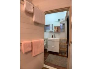 a bathroom with a sink and a mirror at ＡＴＴＡ ＨＯＴＥＬ ＫＡＭＡＫＵＲＡ - Vacation STAY 16380v in Kamakura