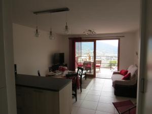 eine Küche und ein Wohnzimmer mit Blick auf einen Tisch in der Unterkunft Horizon Vauban in Briançon