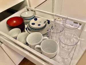 un cassetto pieno di piatti e bicchieri in cucina di ＡＴＴＡ ＨＯＴＥＬ ＫＡＭＡＫＵＲＡ / Vacation STAY 77545 a Kamakura