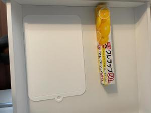 a plastic door in a refrigerator with a bag of oranges at ＡＴＴＡ ＨＯＴＥＬ ＫＡＭＡＫＵＲＡ - Vacation STAY 63328v in Kamakura