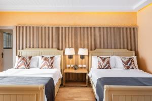 Pak Chong的住宿－Locanda Villanova Bed & Breakfast，酒店客房设有两张床和两盏灯。