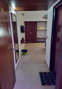 Habitación con pasillo con puerta y suelo de baldosa. en Hotel seasons, en Pondicherry