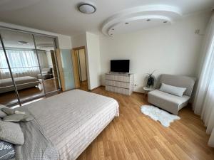 Μια τηλεόραση ή/και κέντρο ψυχαγωγίας στο Apartment 1, Podillya