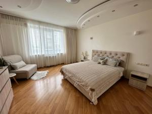 Ένα ή περισσότερα κρεβάτια σε δωμάτιο στο Apartment 1, Podillya