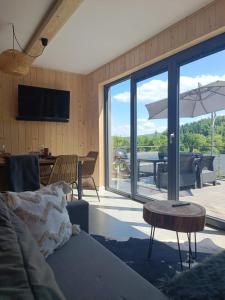 Μια τηλεόραση ή/και κέντρο ψυχαγωγίας στο Mucharskie Stodoły Stodoła II - Garden Spa +23 φωτογραφίες