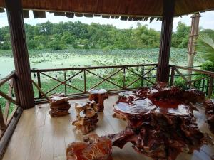 um quarto com uma varanda com vista para um rio em Viewest Glamping Dong Mo em Hanói