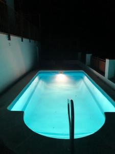 ein großer Pool mit einem Licht in der Mitte in der Unterkunft El balcón de Cuadros in Bedmar