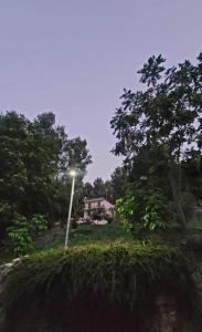 ein Haus auf einem Hügel mit Straßenbeleuchtung in der Unterkunft El balcón de Cuadros in Bedmar